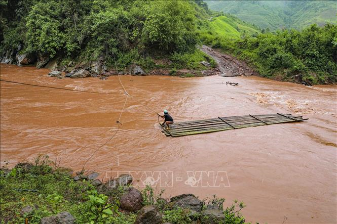 Điện Biên: Người dân liều mình đi bè tre qua suối lũ ở Nậm Kè